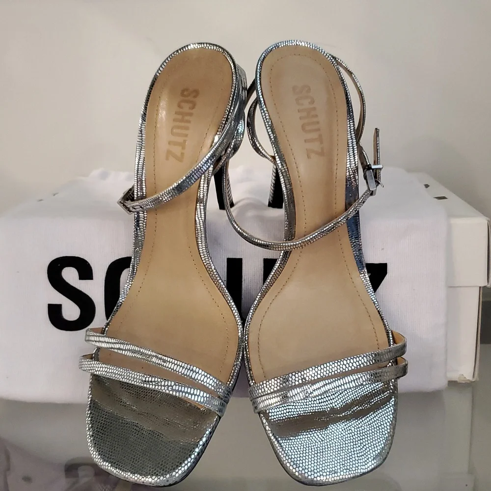 SCHUTZ women’s Metallic Silver Strappy shoe Size 7 With A 4" Heel new in box - Picture 4 of 8
